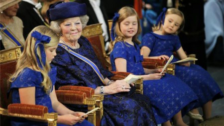 Prinses Beatrix met de kleine prinsesjes